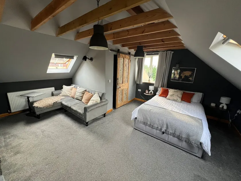 Stylish Garage Conversion - Quiet & Modern Comfort - Image 1
