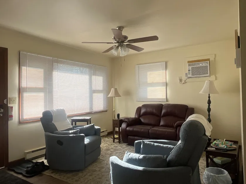 475 Lovely 2 bedroom unit with free parking - Image 1