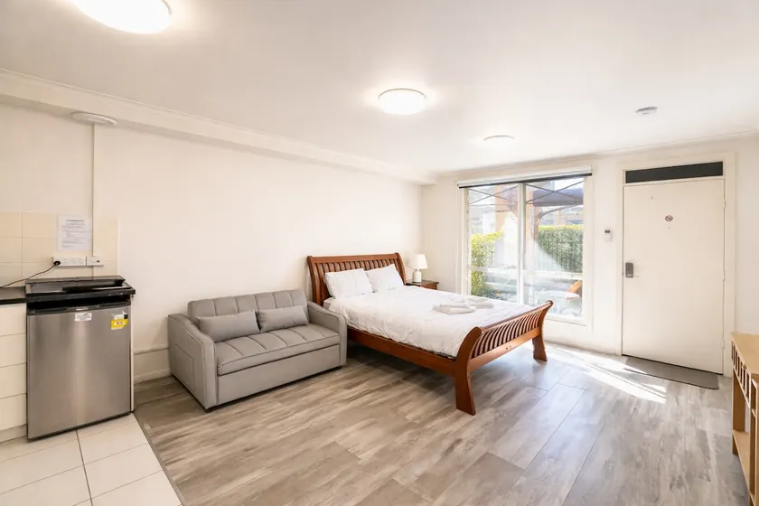 Budget Family Studio - Free Parking & Walk to Shop - Image 1