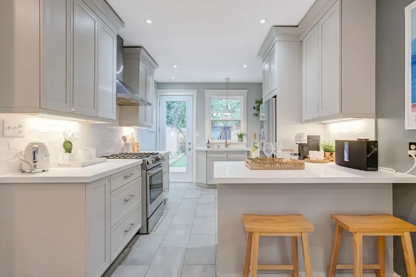 Charming Beaches home steps from Woodbine Beach - Image 1