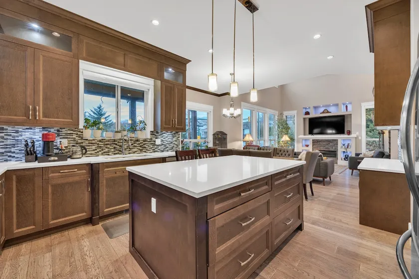 Bright & Peaceful Burke Mountain Getaway home - Image 1