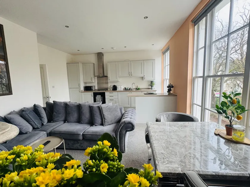 Comfortable flat next to the park. Free parking. - Image 1