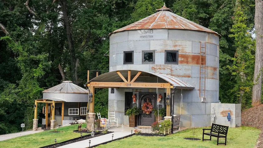 The Cedar Street Silo Sleeps 4 Fireplace & Hot Tub - Image 1