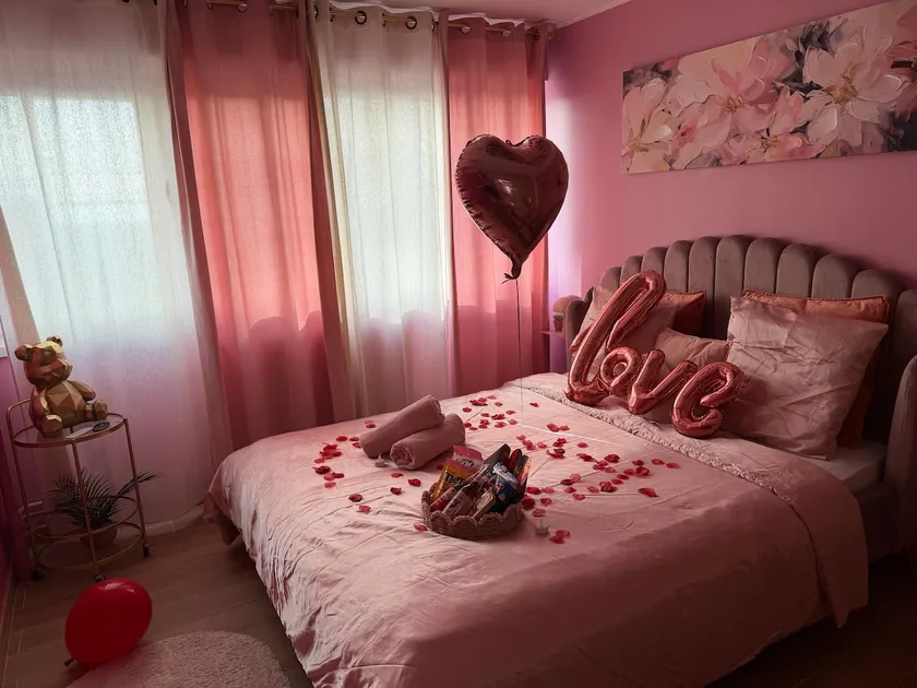 Unique Loveroom & Jacuzzi Experience Dreaming in pink - Image 1