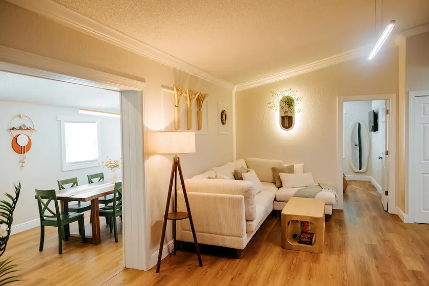 Fresh Escape – Modern Stay 10 Mins to Beach - Image 1