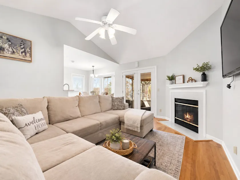 NEW Cozy 5 BD Home 5m Beach UNI Bar - Image 1