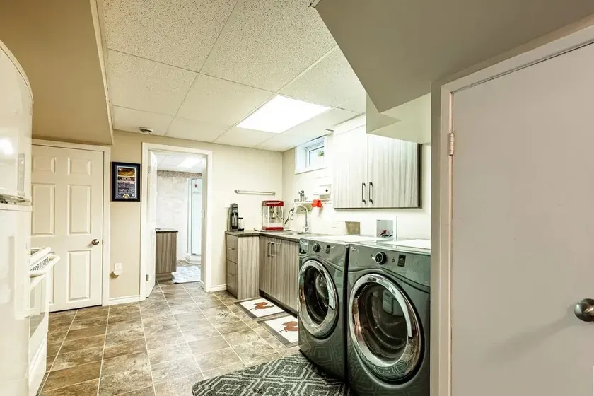 Beautiful Suite Fenced yard Kitchen Laundry - Image 1