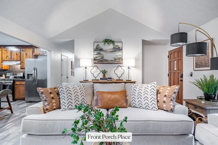 Modern Front Porch Place - Near Shops & Parks - Image 1