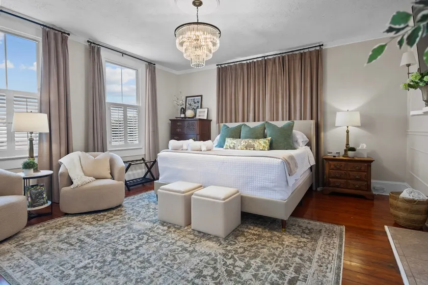 Award-Winning Downtown Victorian Suite + Golf Cart - Image 1