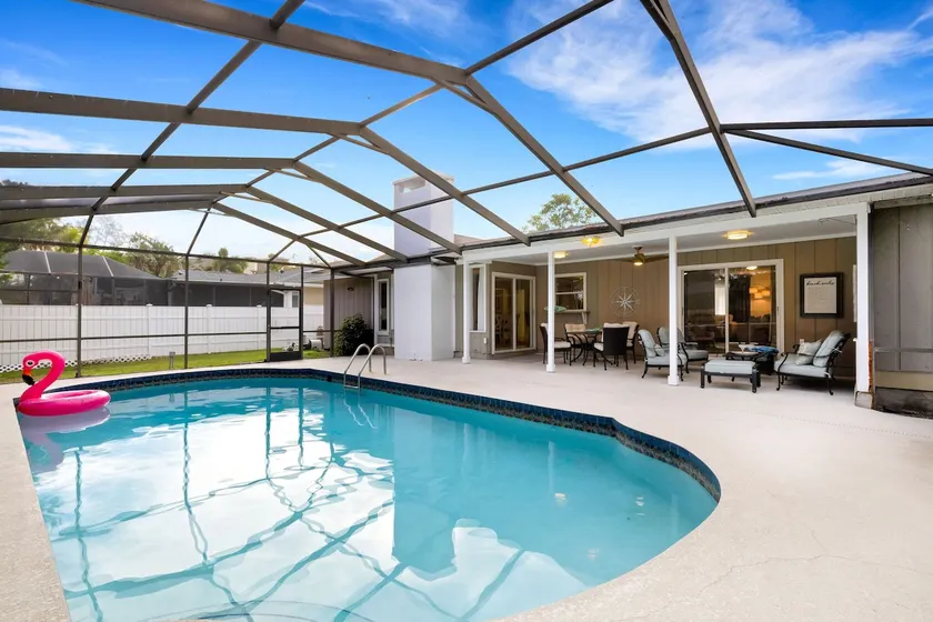 Heated Pool, 5 miles to the Beach, Sleeps 8 - Image 1
