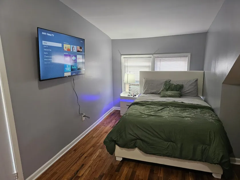 Furnished private room with en-suite bathroom - Image 1