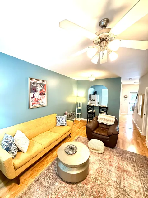 Centrally Located Townhouse - Free Parking - Image 1