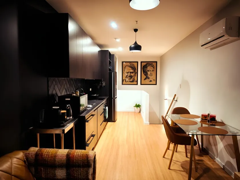 Luxury CBD Apartment Central & Walk Everywhere - Image 1