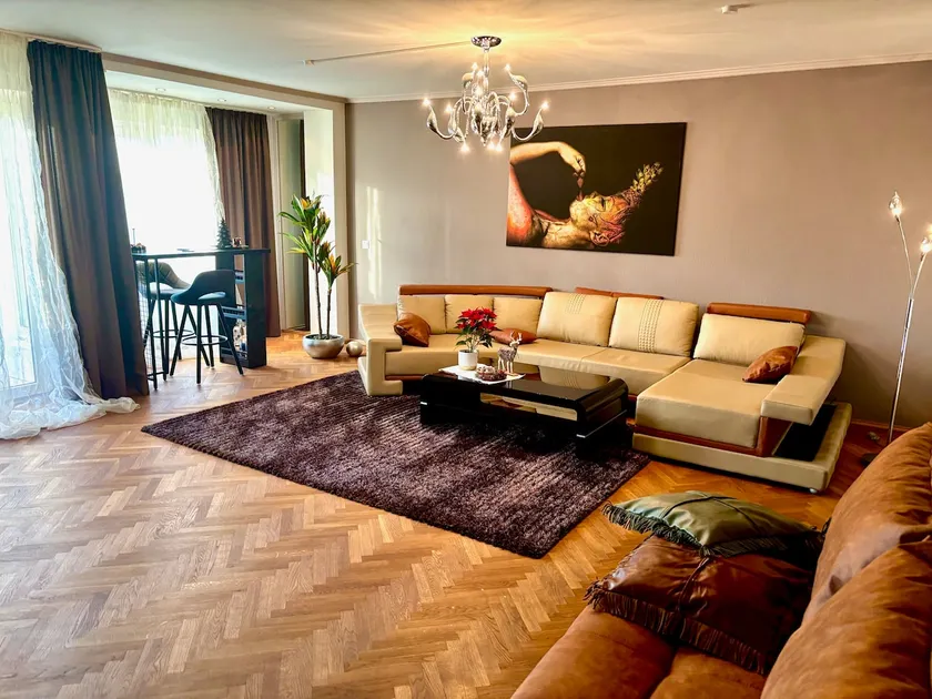 3 rooms, 120 sqm, up to 9 people, luxury, parking, A/C - Image 1