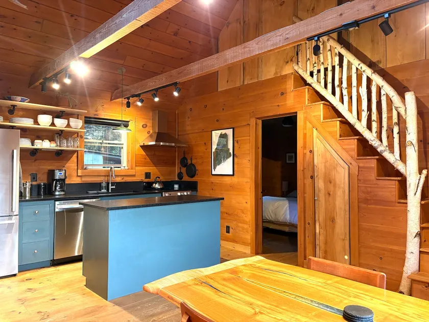 Cozy Riverside Cottage - Image 1