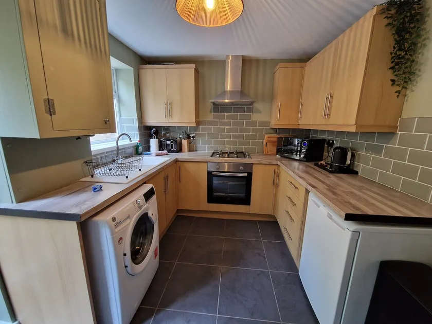 Chic 2 Bedroom Close to Town with Free Parking - Image 1