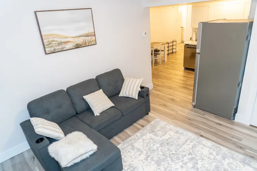 Luxury One Bedroom Private Apartment just 7 minutes from the Airport - Image 1