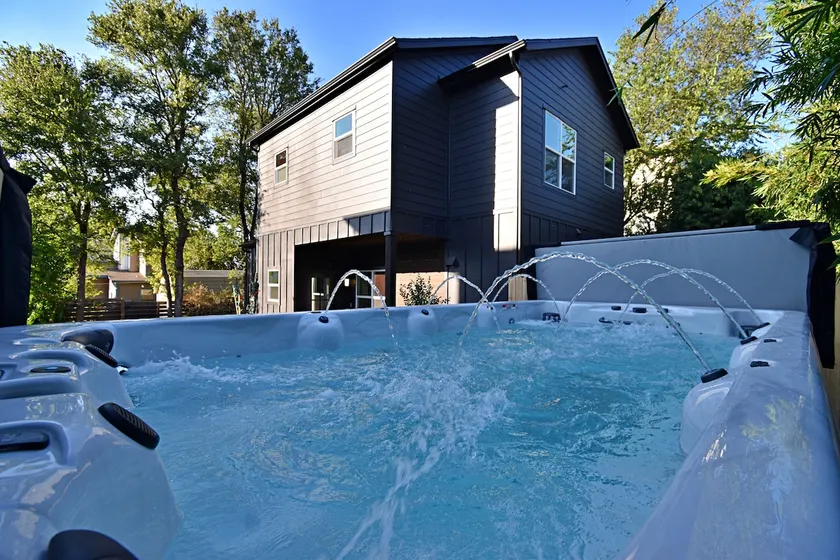 Sereno Retreat: Sauna, Swim Spa, Zen Hideaway - Image 1