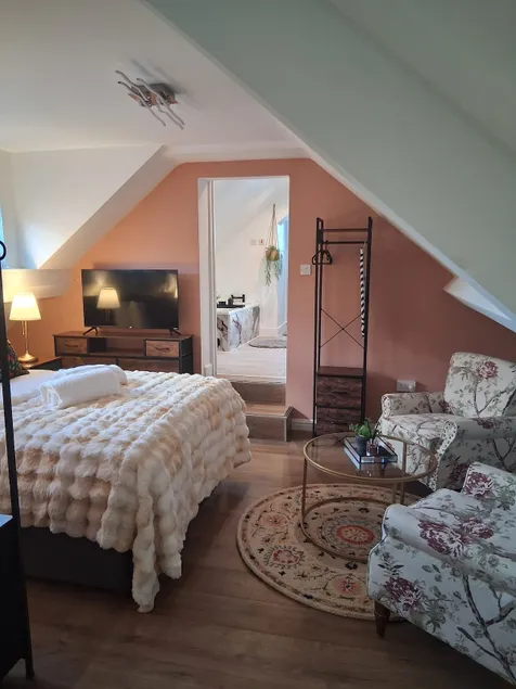 Crown Penthouse Studio Apartment - Image 1