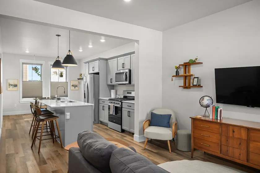 Twin Suites - Walk to Coffee & Green Spaces - Image 1