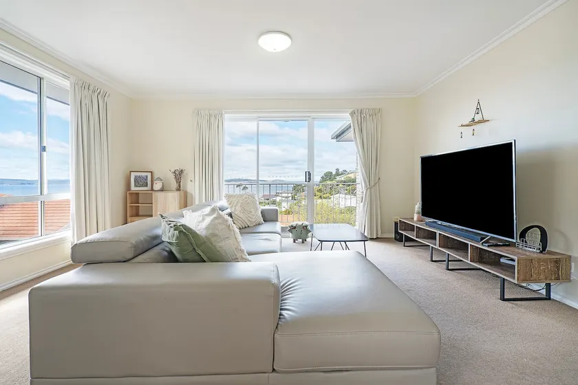 Azure Vista - Sunny Escape overlooking River Derwent - Image 1