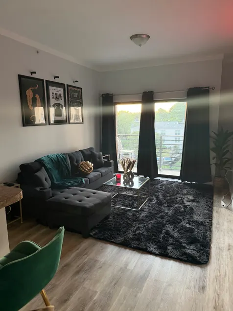 Luxe Stay Sleeps 6 + Free Parking - Image 1