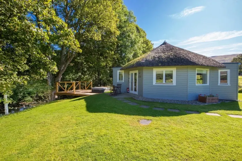 Fern. Delightful Thatched Cottage with Hot Tub - Image 1