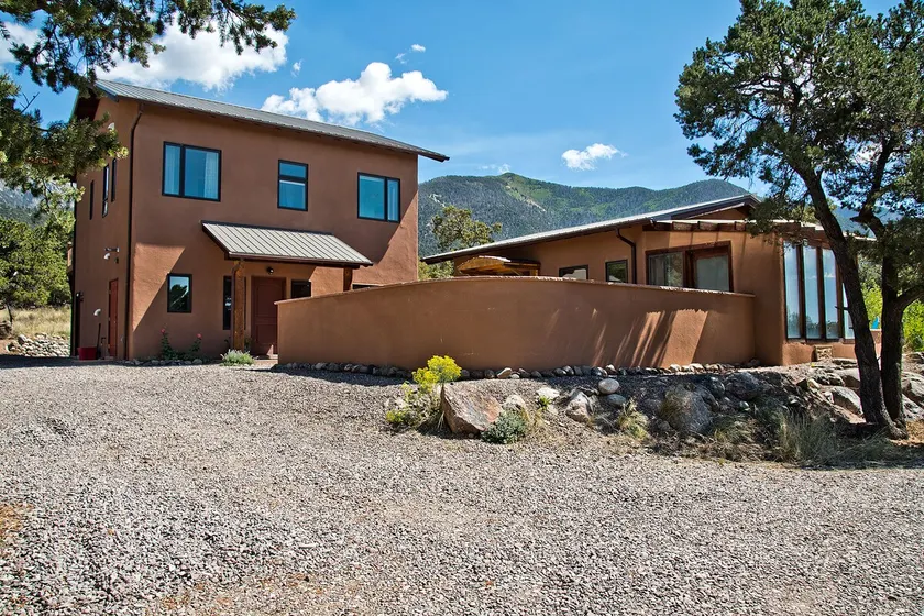 White Lotus House: 2 BR, 2.5 BA on 3 Acres - Image 1