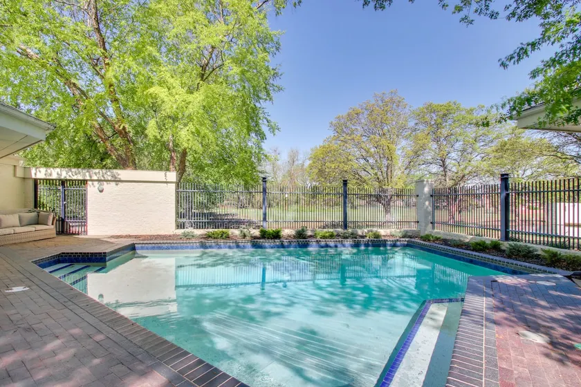 1 Mi to OU! Group Getaway w/ Game Room, Pool - Image 1