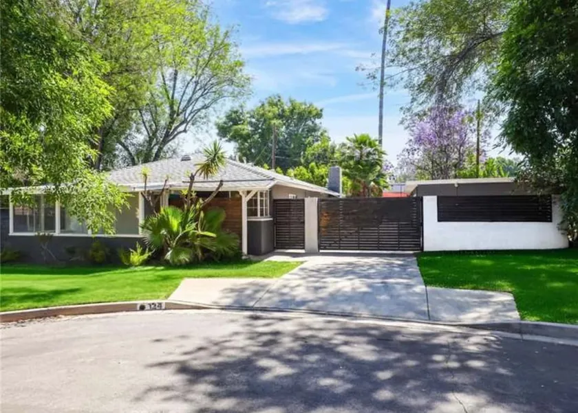 Cozy 3BR Retreat • Walk to Restaurants & Stores - Image 1