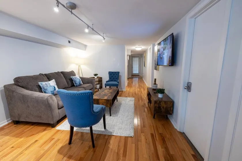 Modern Comfort in Roscoe Village - Image 1