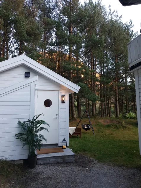 Mini cottage overlooking Høgsfjorden - Image 1