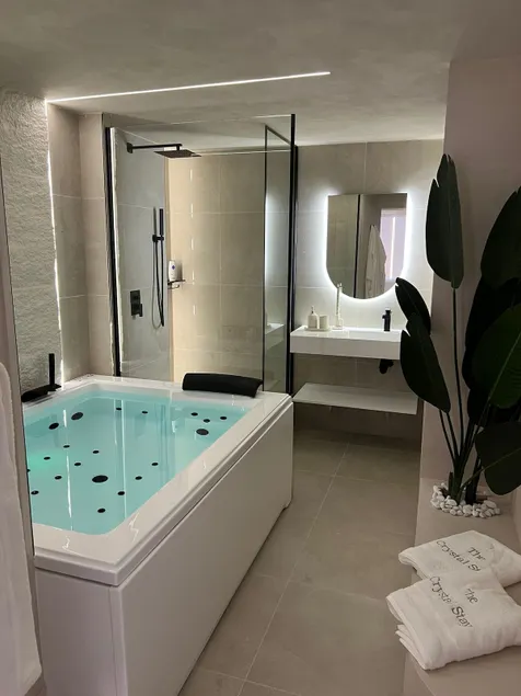 Romantic Suite with Private Hot Tub – Luxury Ambience - Image 1