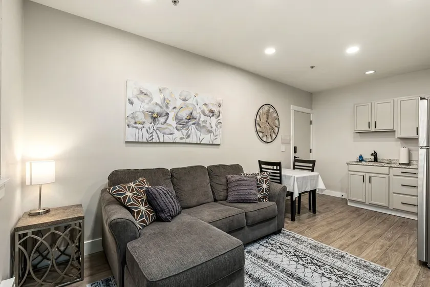 Comfortable 1BR Apartment - Image 1
