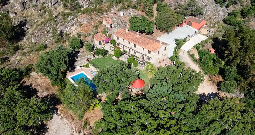 Isolated 6-bedroom villa with pool - Image 1