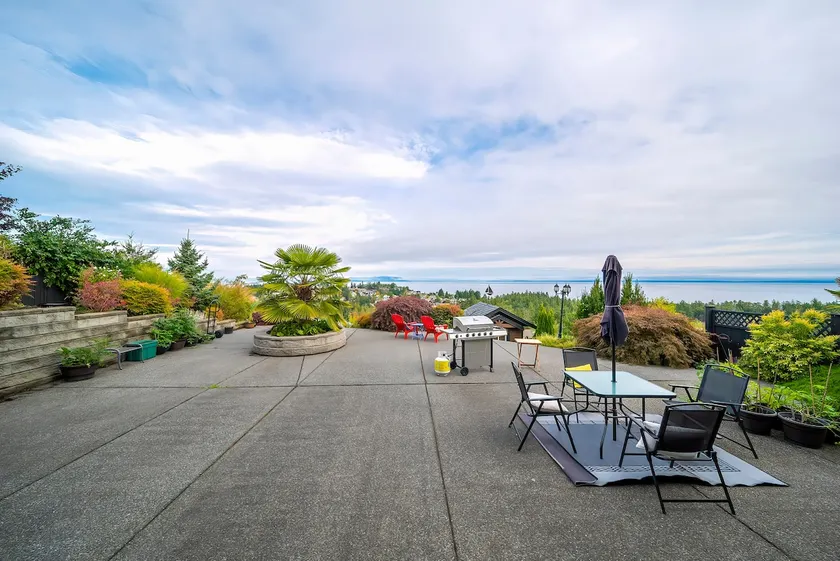 Sea view villa with independent access - Image 1