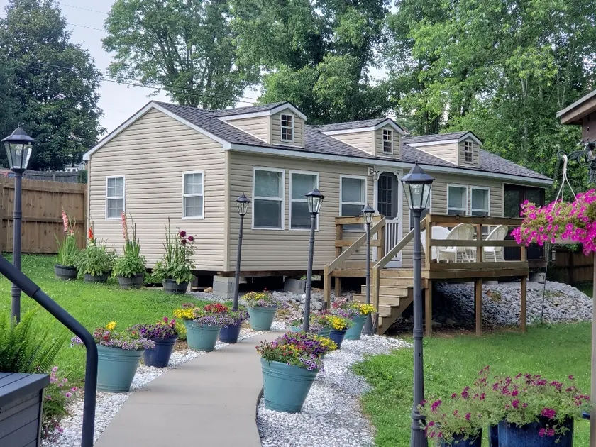 The Cottage on Lone Oak - Image 1