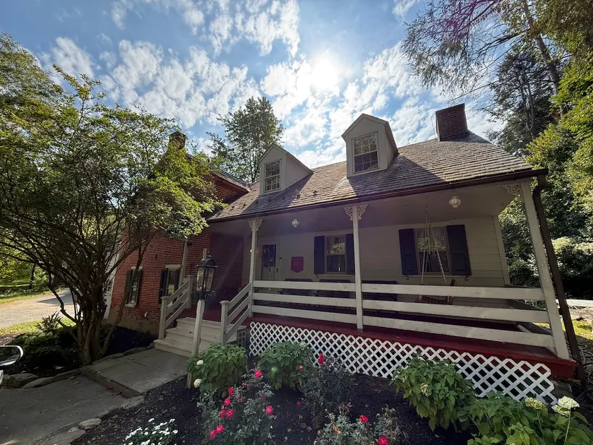 3 BR 1800 Farmhouse Near Lancaster City - Sleeps 8 - Image 1