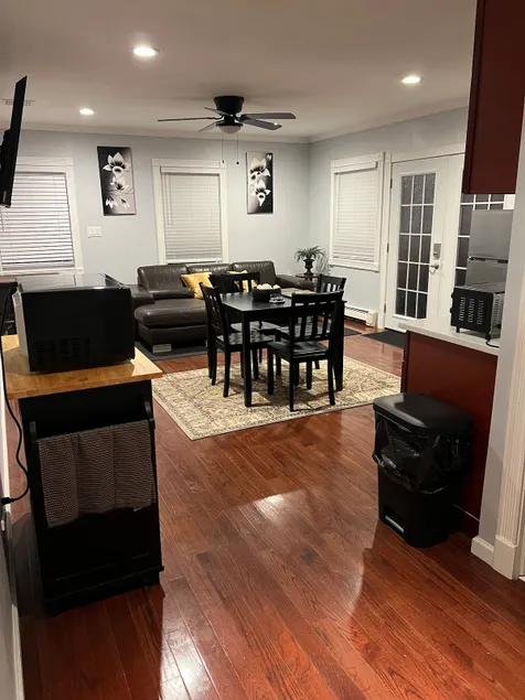 Spacious one bedroom apartment w/private entrance - Image 1