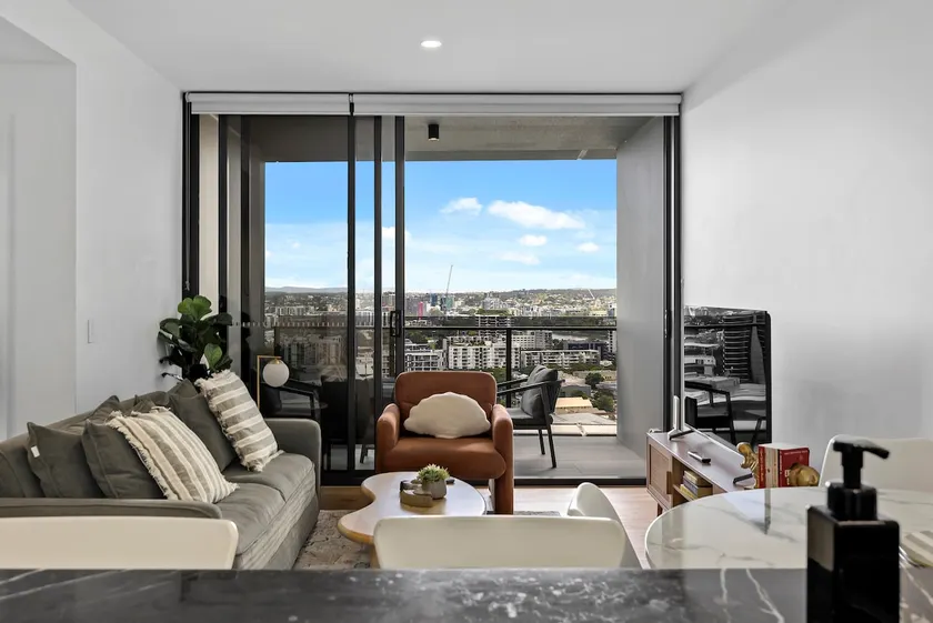 Stylish Apt w/ Stunning Views, Pool & Parking - Image 1