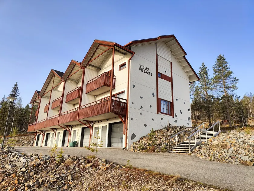 Skier's Castle - Spacious ski-in/out holiday flat - Image 1