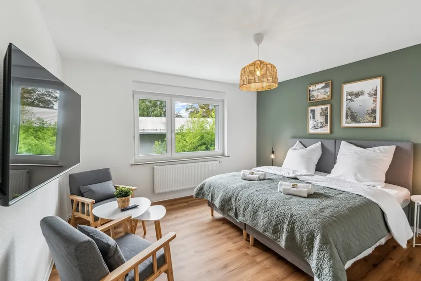 Stylish 6-bed apartment with balcony & parking - Image 1