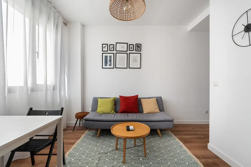 Apartments of Genesis 1, Apartment with bed q. - Image 1