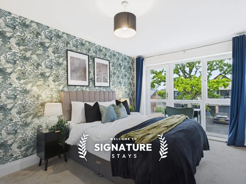 Worcester Retreat by Signature Stays - Pool & Spa - Gym - Modern - Image 1