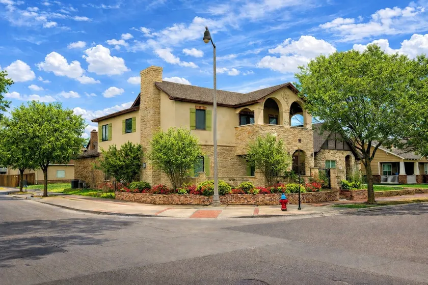 Overton Manor | Walk to TTU | Sleeps 8 | King Bed - Image 1