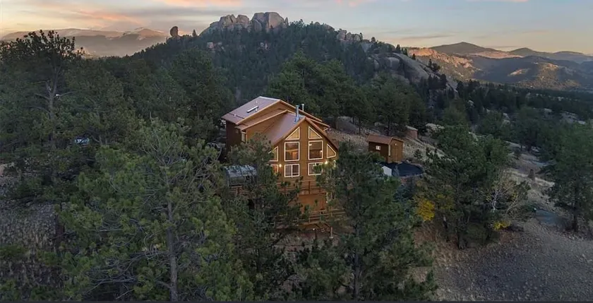 Luxury Mountain Chalet w/hot tub, Sauna and Views - Image 1
