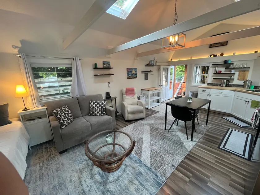 Studio Bungalow Near Beach Access - Image 1