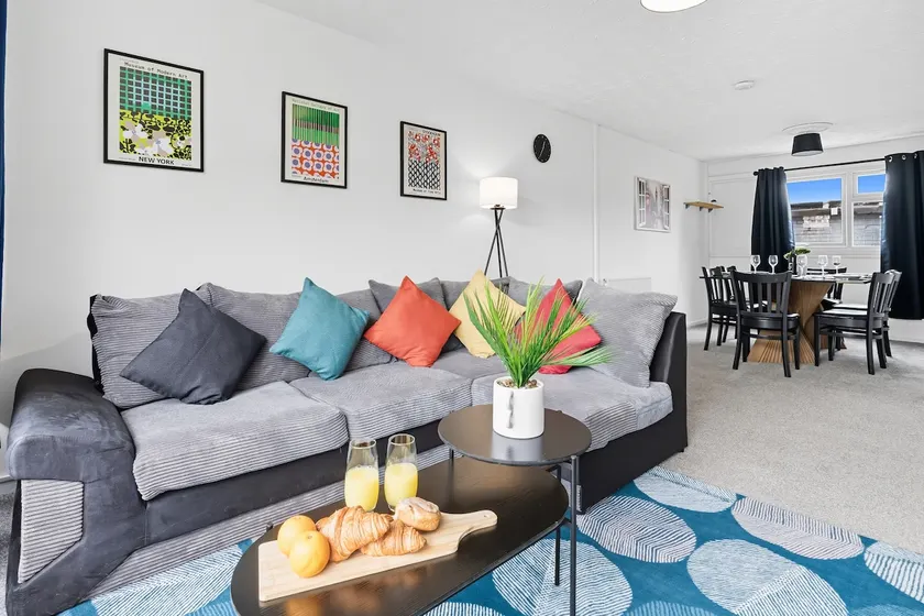 Cosy 3-Bed Home near Birchwood Business Park by Traboule Properties LTD - Image 1