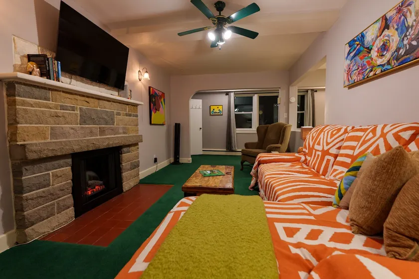 Charming Walkout Suite w/ Full Amenities - Image 1