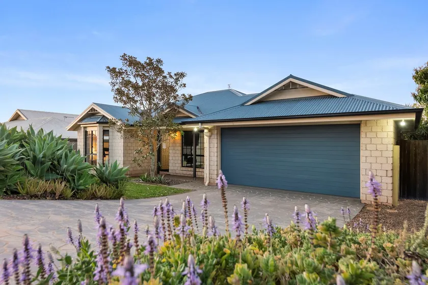 Arcadia House - Spacious Retreat nr Wedding Venues - Image 1